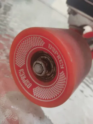 Skate Negro con Ruedas Rojas