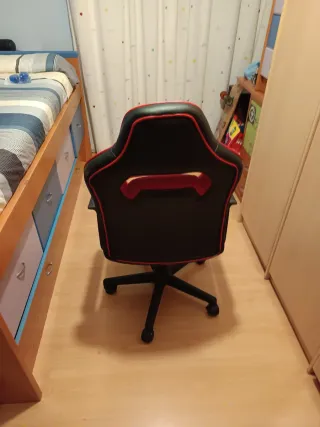 Silla de estudio negra y roja