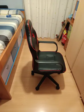 Silla de estudio negra y roja