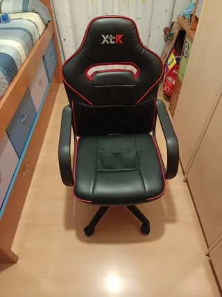 Silla de estudio negra y roja