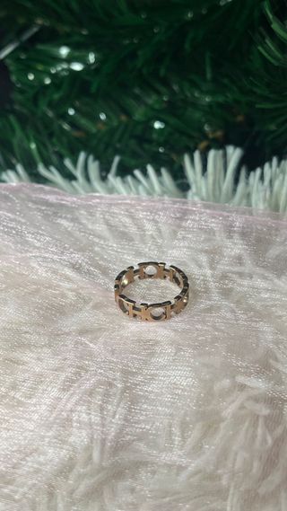 Anillo dorado con logo CH (chanel)