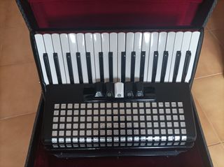 Acordeón Estrella Negro 3 Voces 60 Bajos