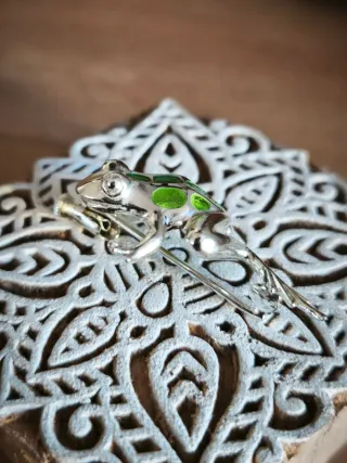 Broche Rana Plata y Esmalte Verde