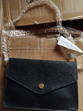 Bolso negro con cadena dorada y brillo