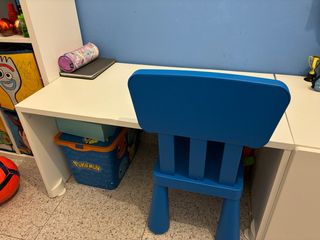 Escritorio infantil Ikea azul y blanco