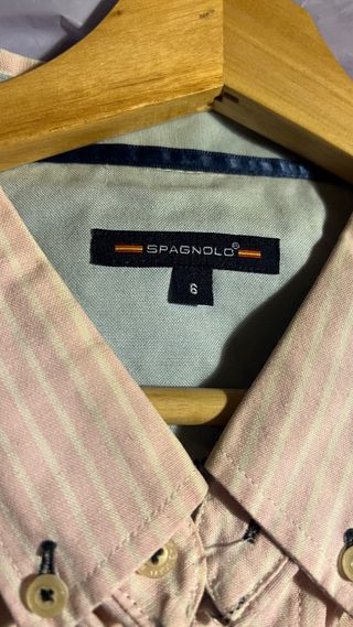 Camisa rosa de rayas. Spagnolo