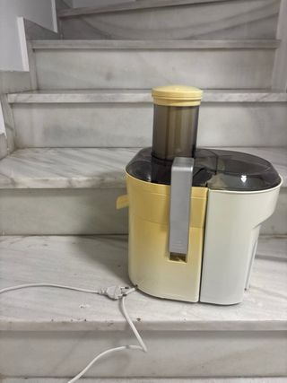Licuadora crema con tapa