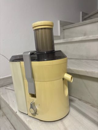Licuadora crema con tapa