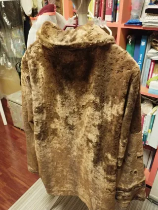 Abrigo reversible de piel.