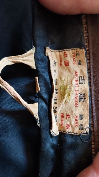 Kimono de seda negro con dragones naranjas