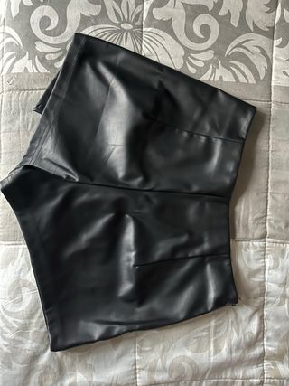 Falda pantalón polipiel negra