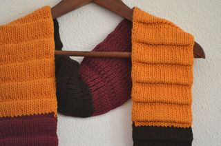 Bufanda de rayas naranja y morado