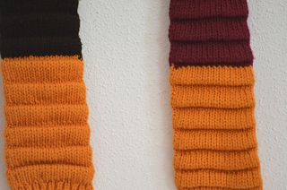 Bufanda de rayas naranja y morado