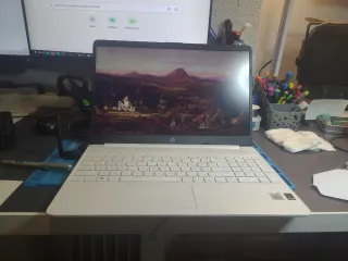 Portátil HP 15 i7-1065G7. BUEN ESTADO GENERAL