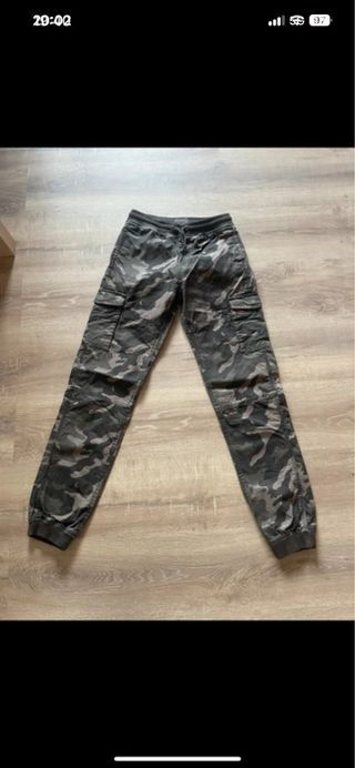 Pantalón cargo camuflaje gris y verde