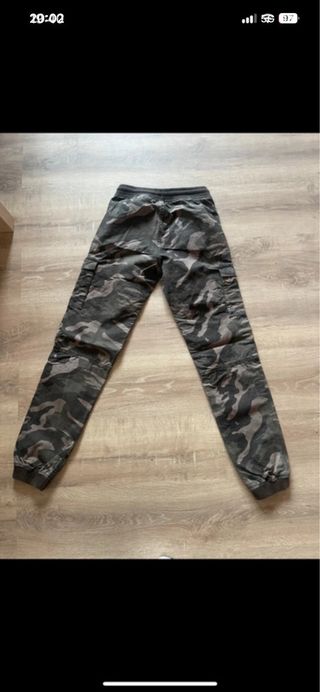 Pantalón cargo camuflaje gris y verde