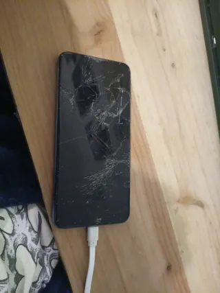 Móvil negro con pantalla rota