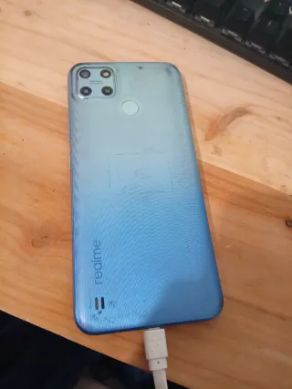 Móvil negro con pantalla rota