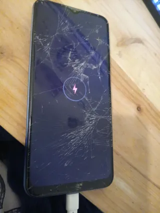 Móvil negro con pantalla rota