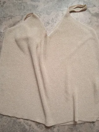 Camiseta tirantes beige con toque dorado