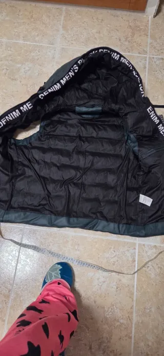 Chaleco acolchado verde con capucha