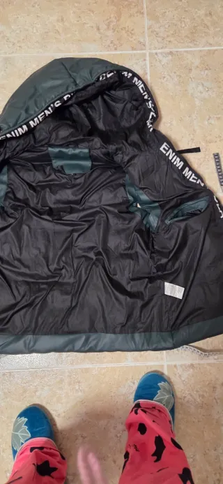 Chaleco acolchado verde con capucha