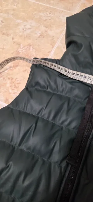 Chaleco acolchado verde con capucha