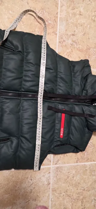 Chaleco acolchado verde con capucha