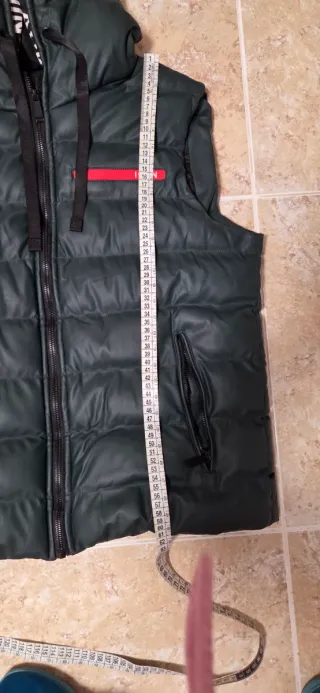 Chaleco acolchado verde con capucha