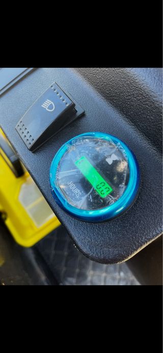 Mini excavadora blanca y negra