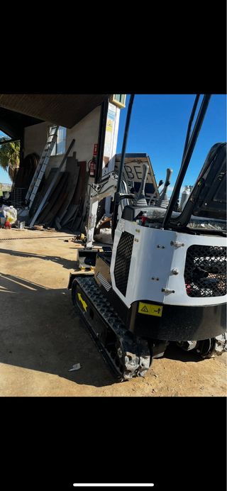 Mini excavadora blanca y negra