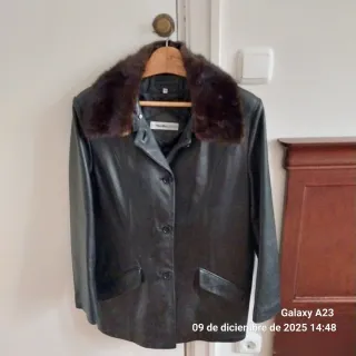 Chaqueta de cuero negra con cuello de pelo
