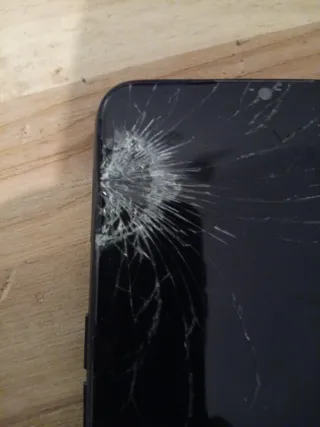 Móvil Negro Pantalla Rota