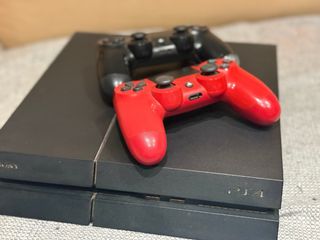 Consola PS4 Sony + 2 Mandos (Negro y Rojo)