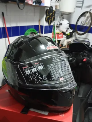 Casco de moto negro abatible