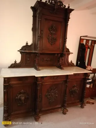 Mueble antiguo de madera y mármol