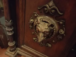 Mueble antiguo de madera y mármol