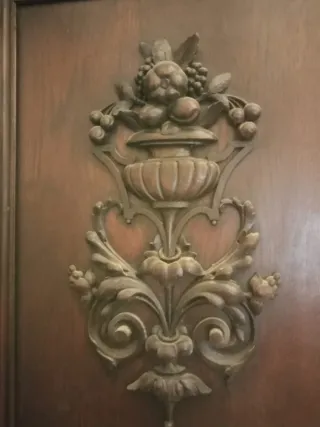 Mueble antiguo de madera y mármol