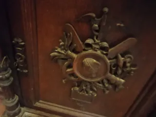 Mueble antiguo de madera y mármol