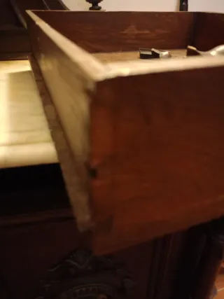 Mueble antiguo de madera y mármol