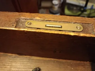 Mueble antiguo de madera y mármol