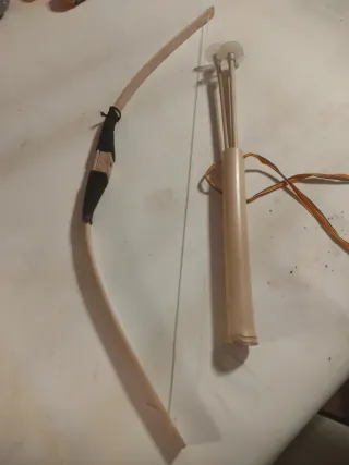 Arco y flechas de madera