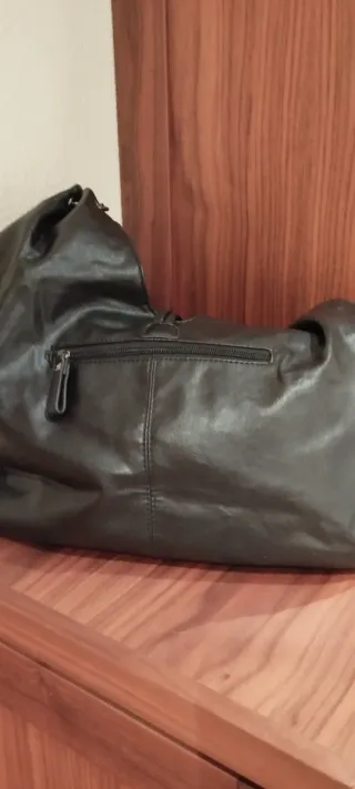 Bolso negro de piel con charm de corazón