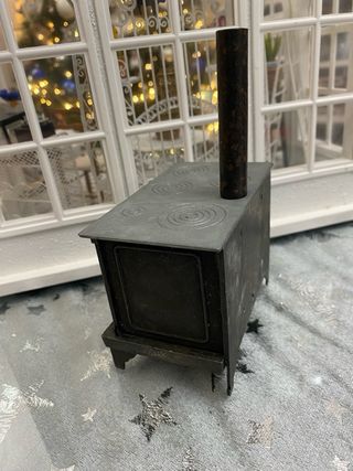 Cocina de leña para casa de muñecas