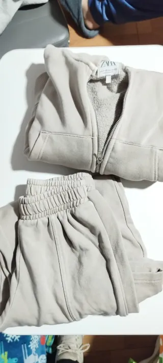 Chándal Zara niña beige Talla M