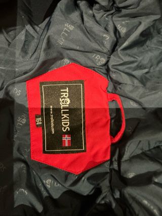 Chaqueta de esquí TROLLKIDS roja y azul.164 cm