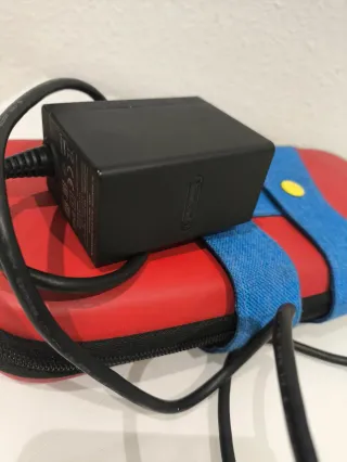 Nintendo Switch Cargador y Funda Roja