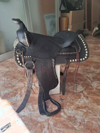 Montura de cuero americana con tachuelas
