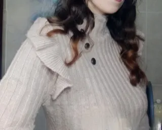 Vestido de punto beige con volantes