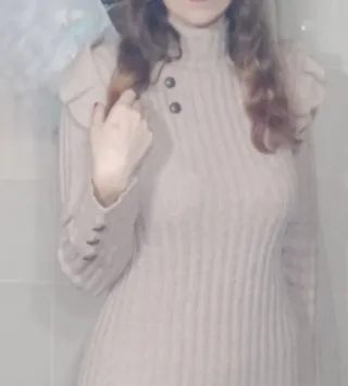 Vestido de punto beige con volantes